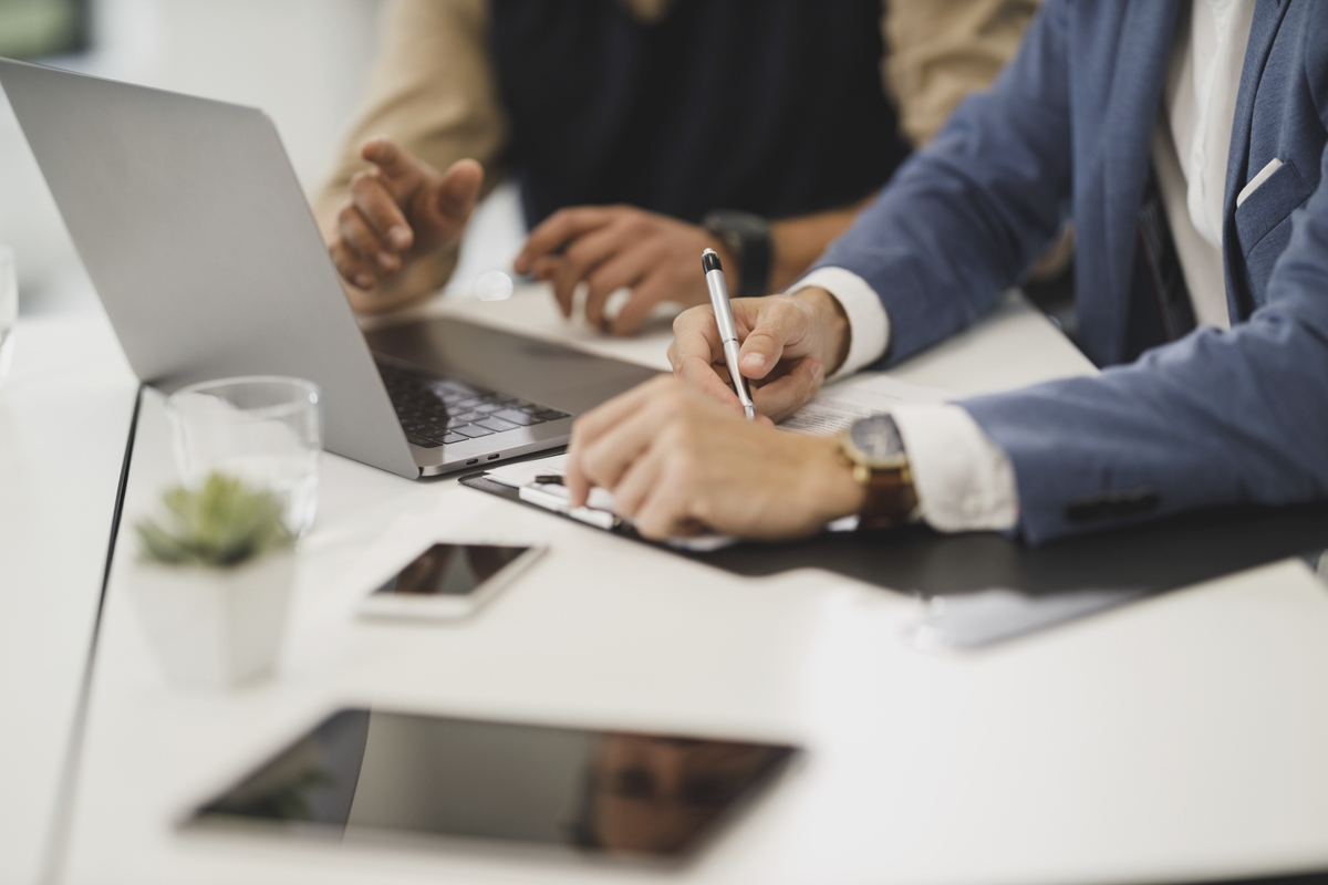 profissionais em uma mesa de escritório analisando dados
