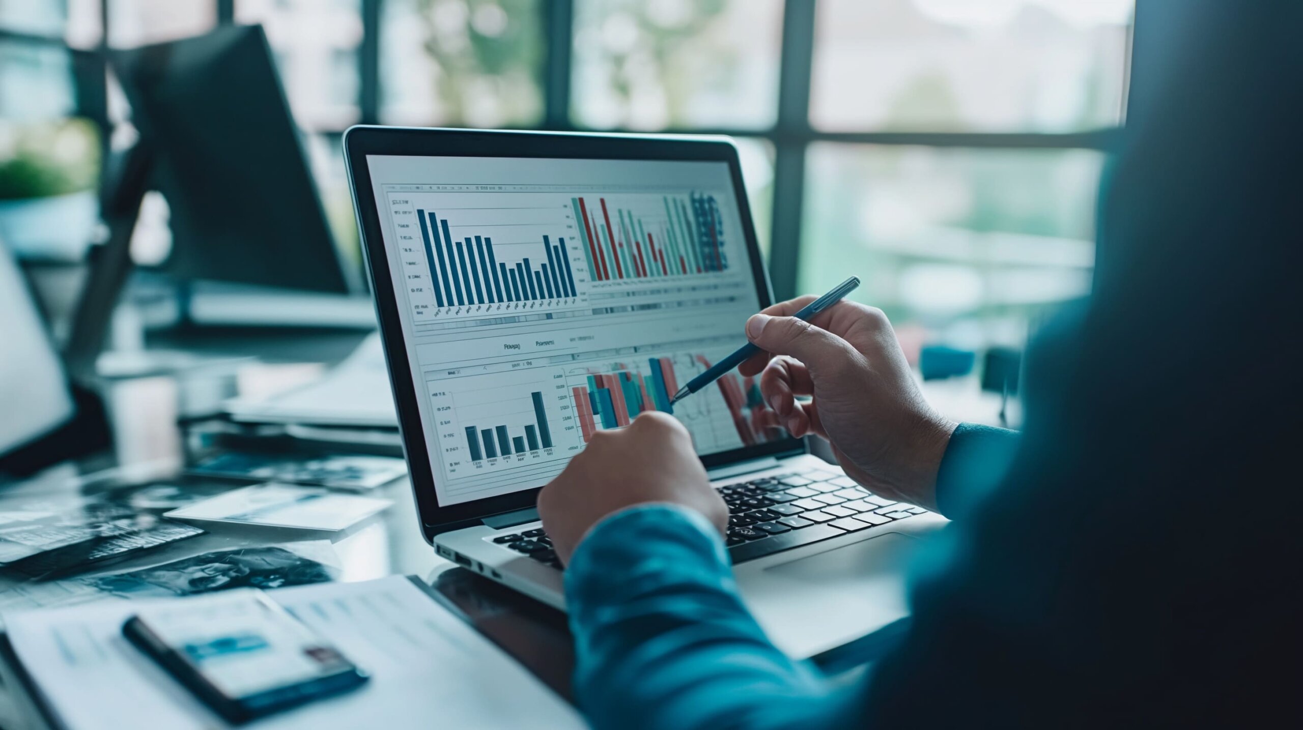 Pessoa analisando a inflação no mercado de trabalho em seu notebook