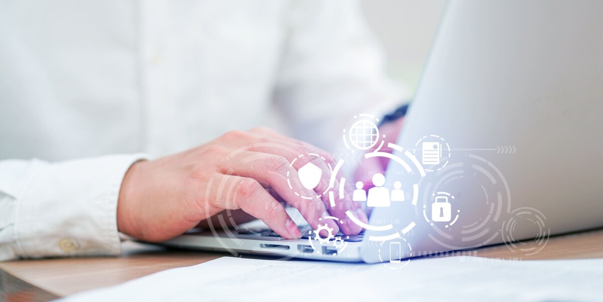 Pessoa usando o computador para garantir compliance de dados RH