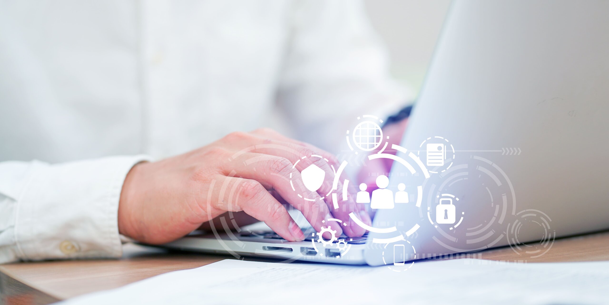 Pessoa usando o computador para garantir compliance de dados RH