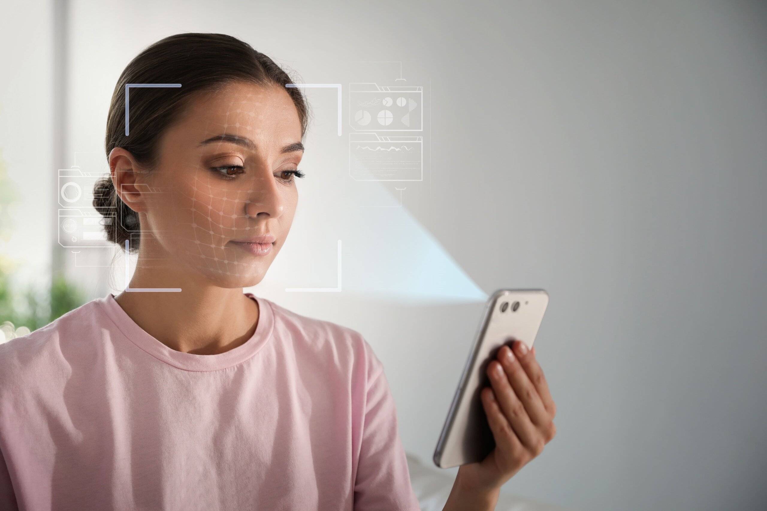 pessoa usando celular para fazer marcacao de ponto com reconhecimento-facial