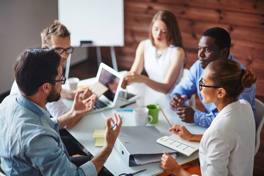 Pessoas em reunião conversando sobre o que é GRO
