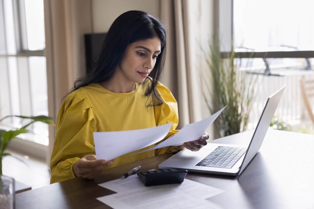 Pessoa em escritório entendendo como fazer a restituição FGTS da empresa.