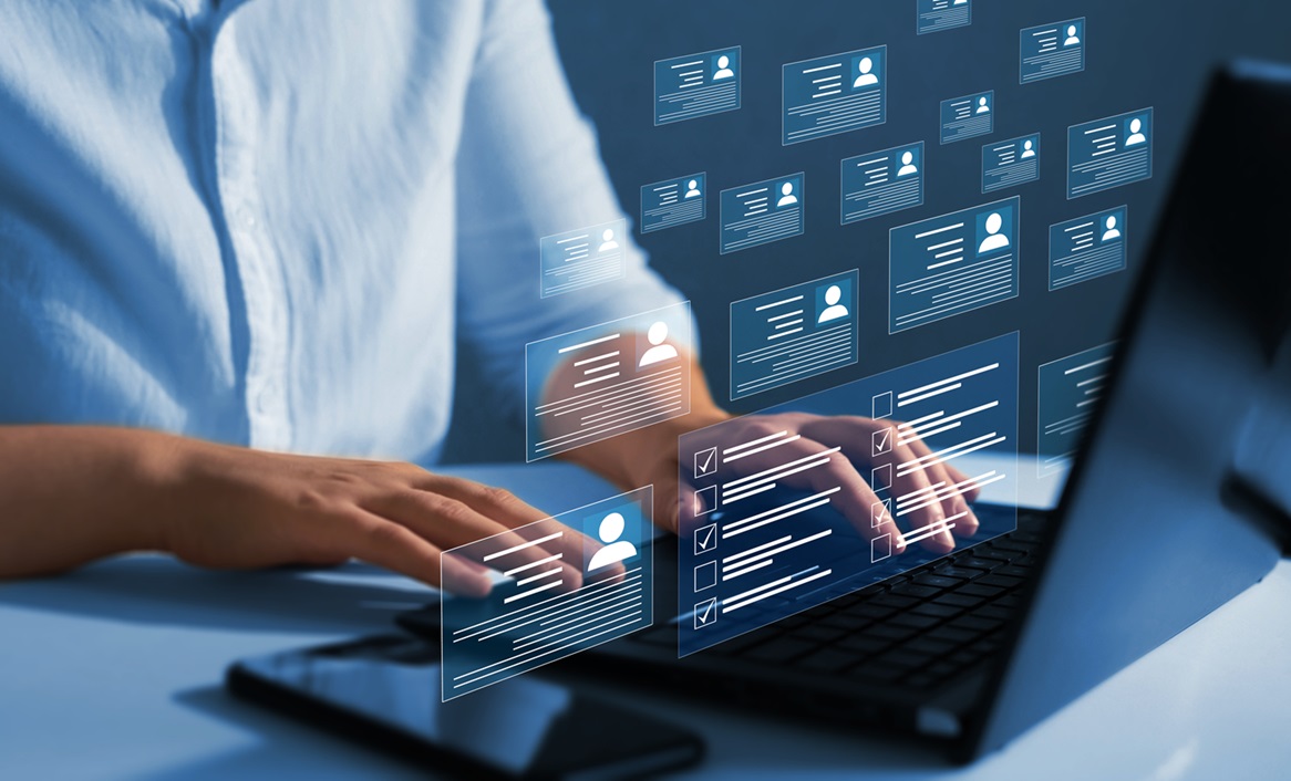 Imagem de uma pessoa digitando em um teclado de computador. Imagem representa o envio do evento S-2200 do esocial.