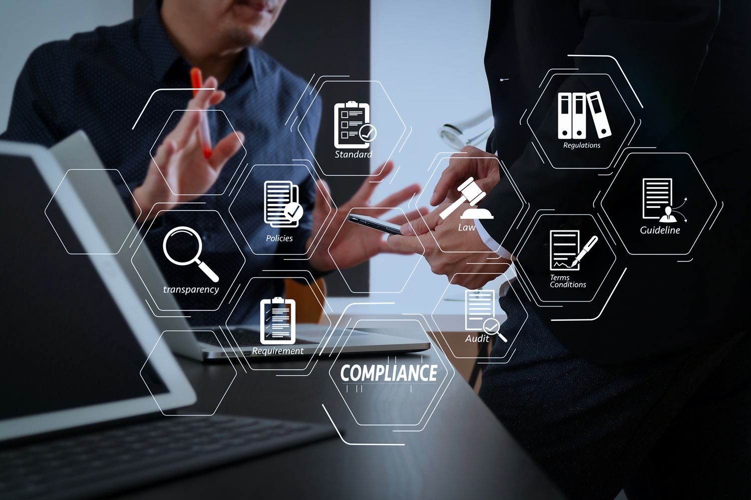Imagem que mostra duas pessoas conversando sobre compliance trabalhista