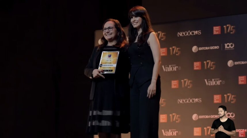 Jussara Dutra recebe em nome da Senior a premiação do GPTW