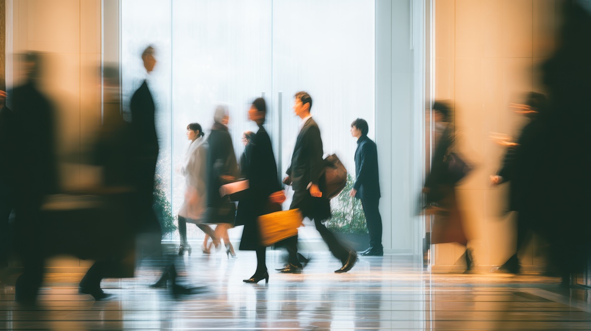 Pessoas a caminho do trabalho, representando atraso no trabalho.