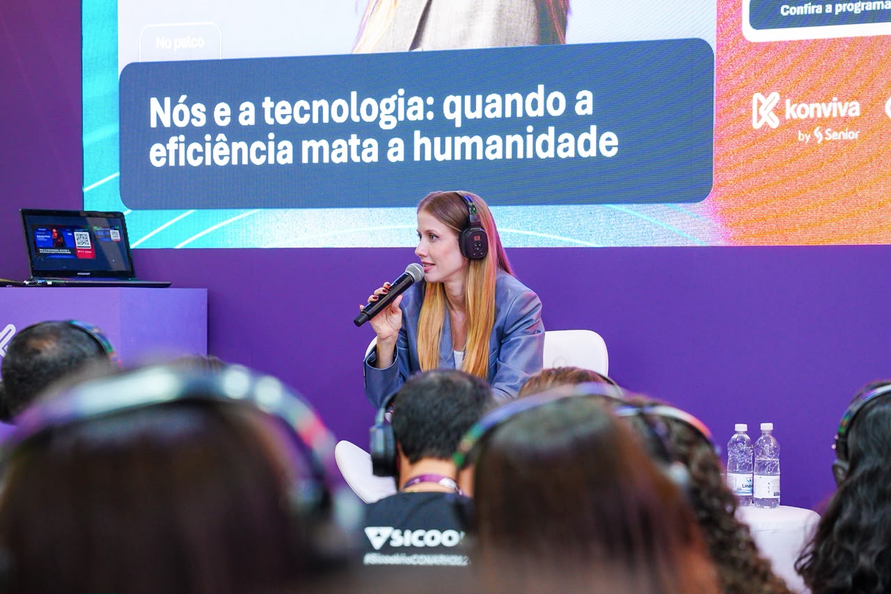 Gabriela Prioli palestrando no CONARH 2026 sobre desumanização da IA